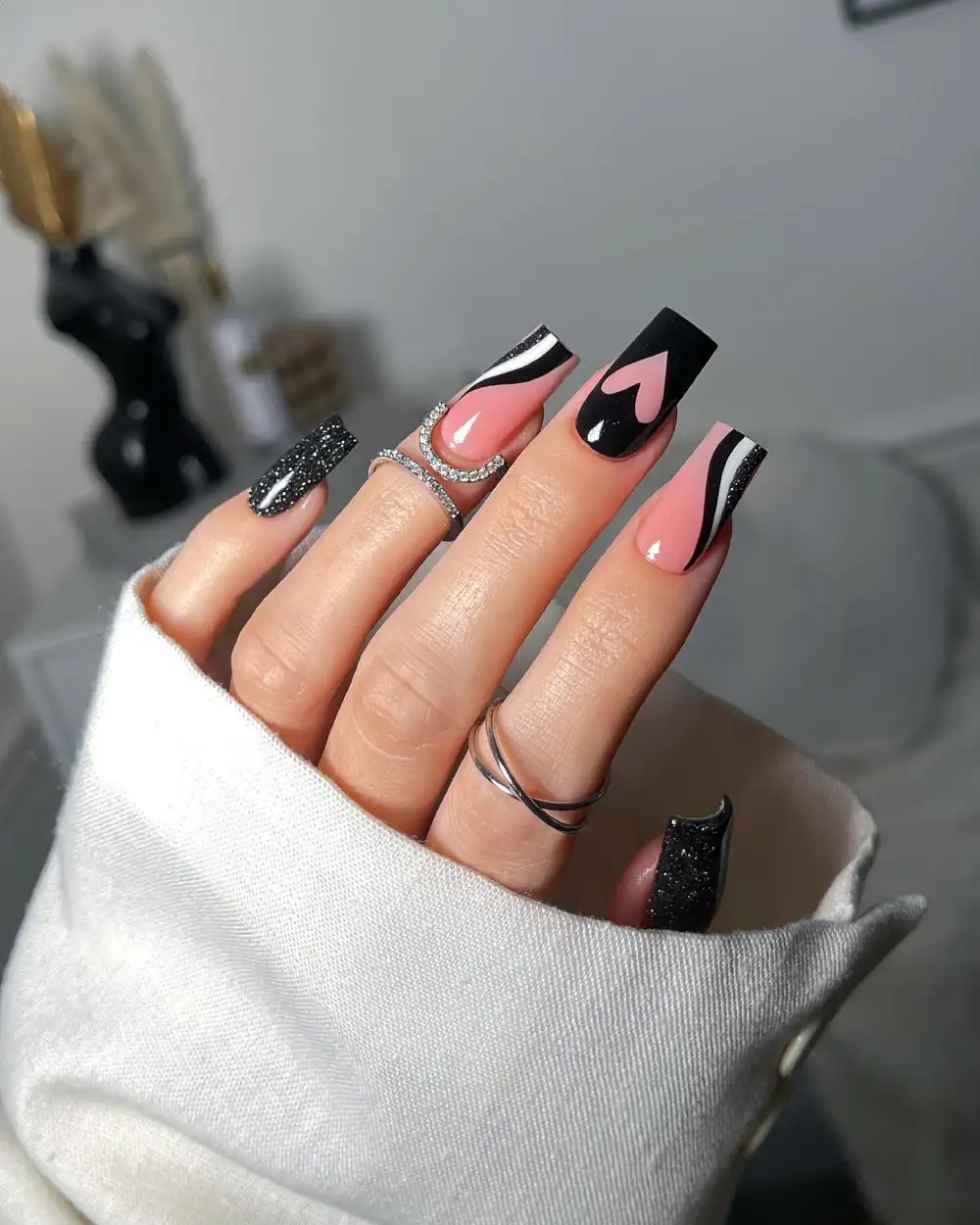 black valentines day nails