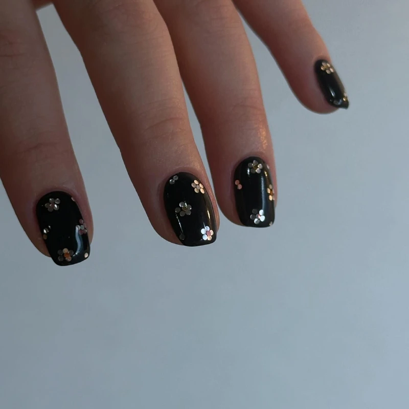 black winter nails