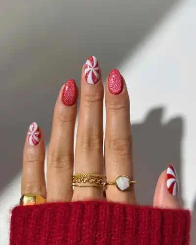 Adorable Christmas Nails You’ll Want to Copy Right Now