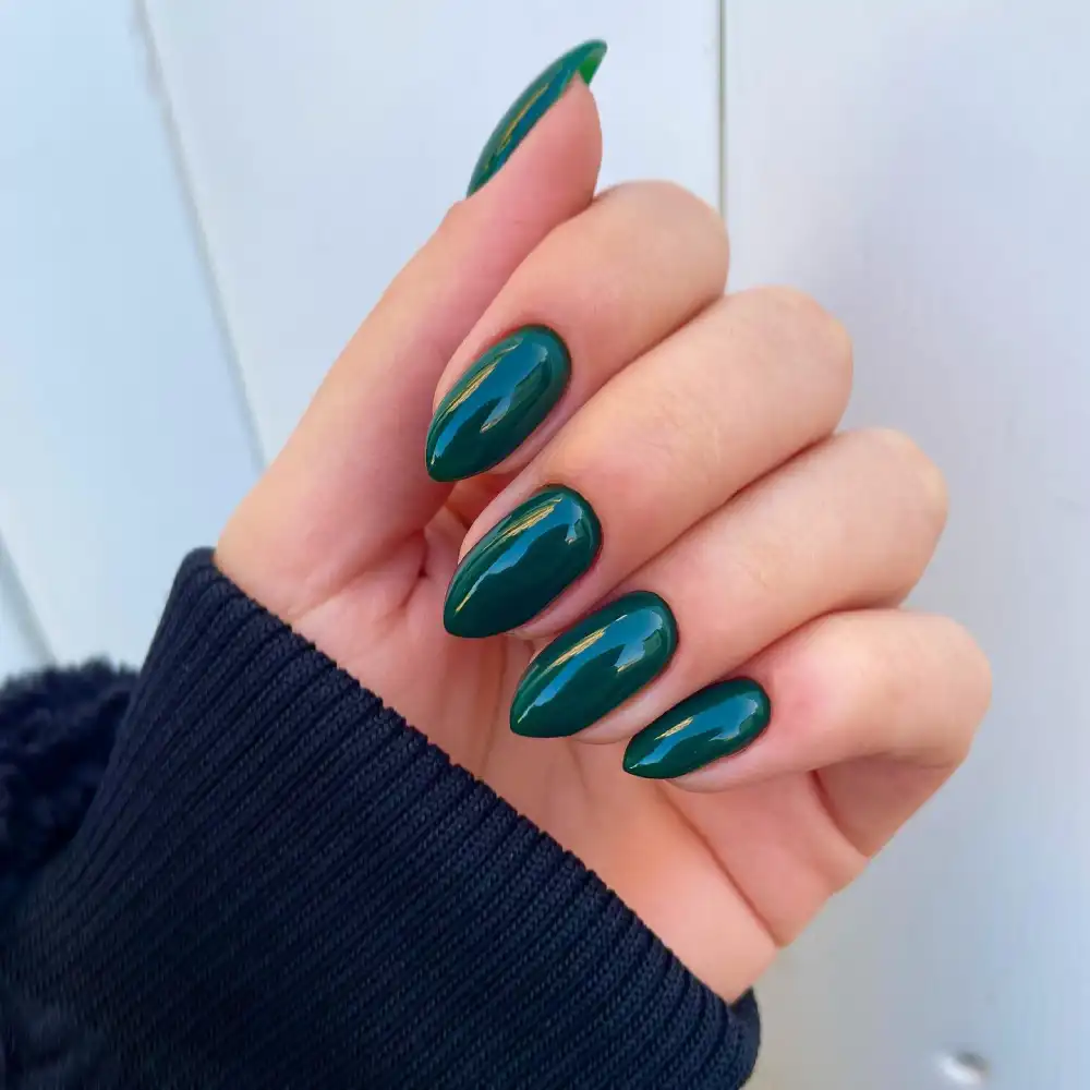 Dark green nails design