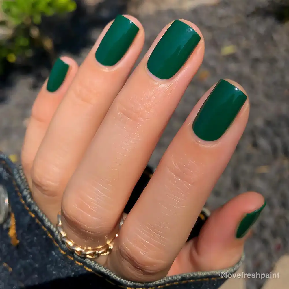 Dark green nails design