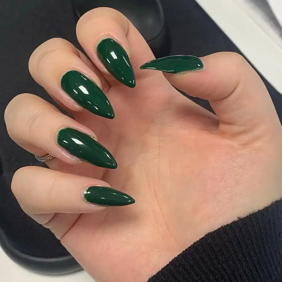 Dark green nails design