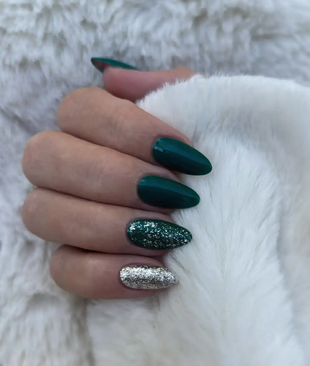 Dark green nails design