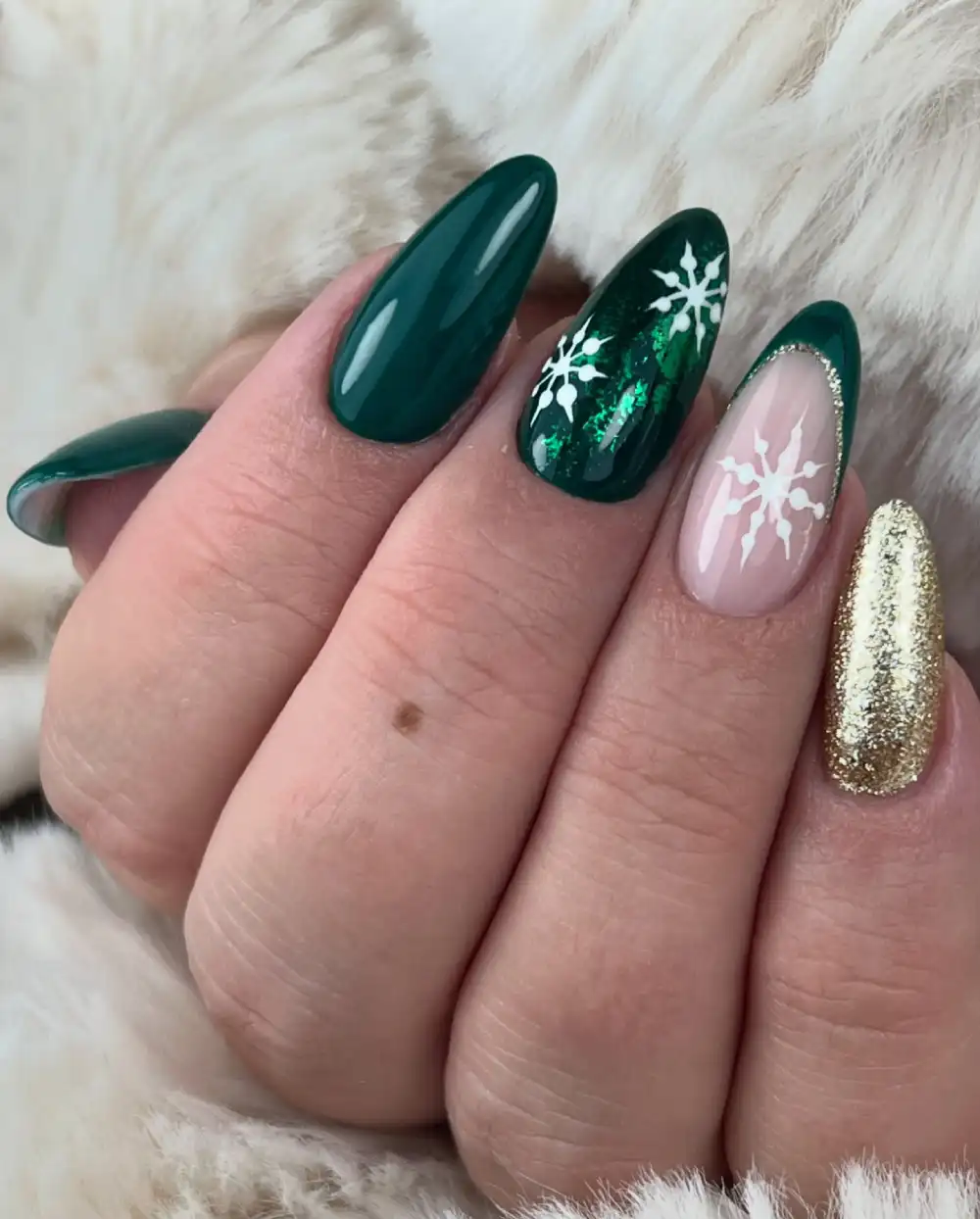 Dark green nails design