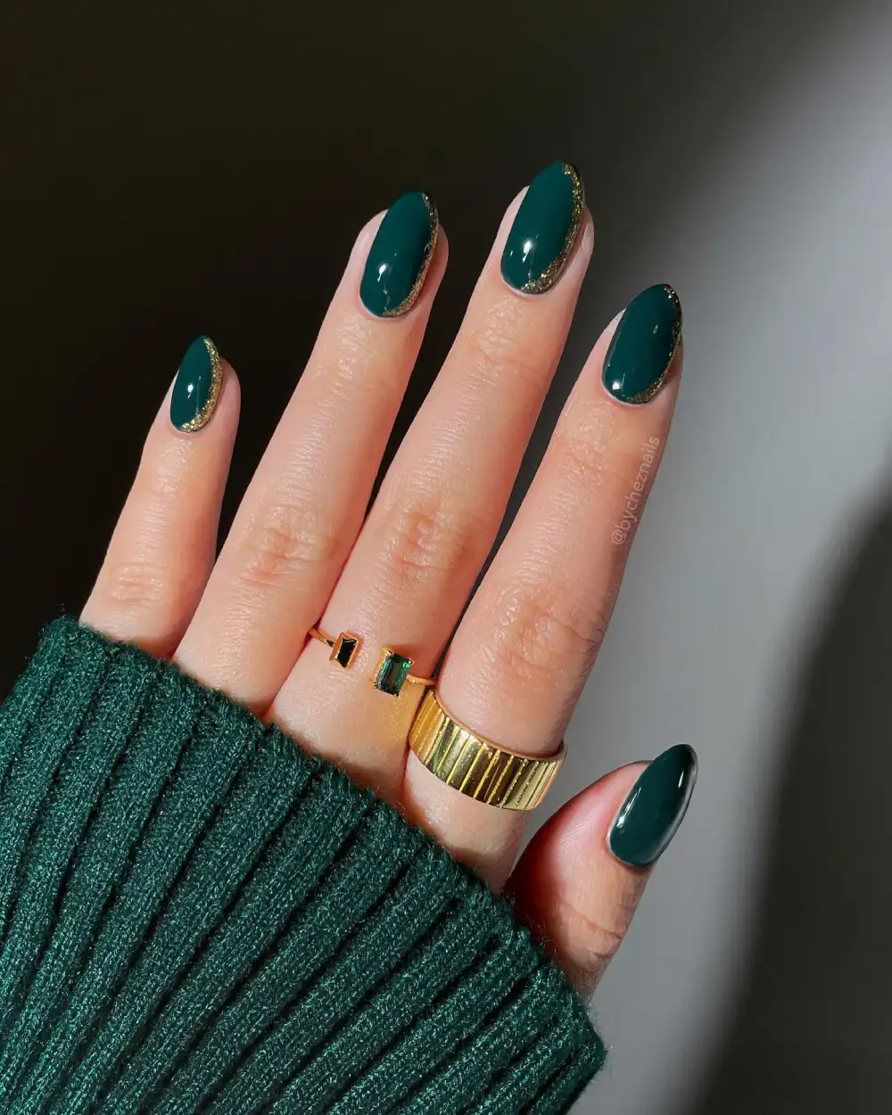 Dark green nails design