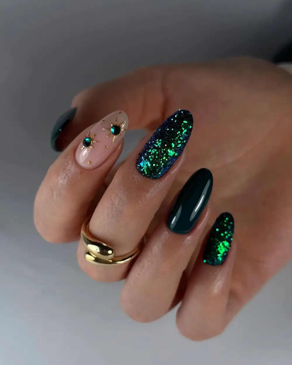 Dark green nails design