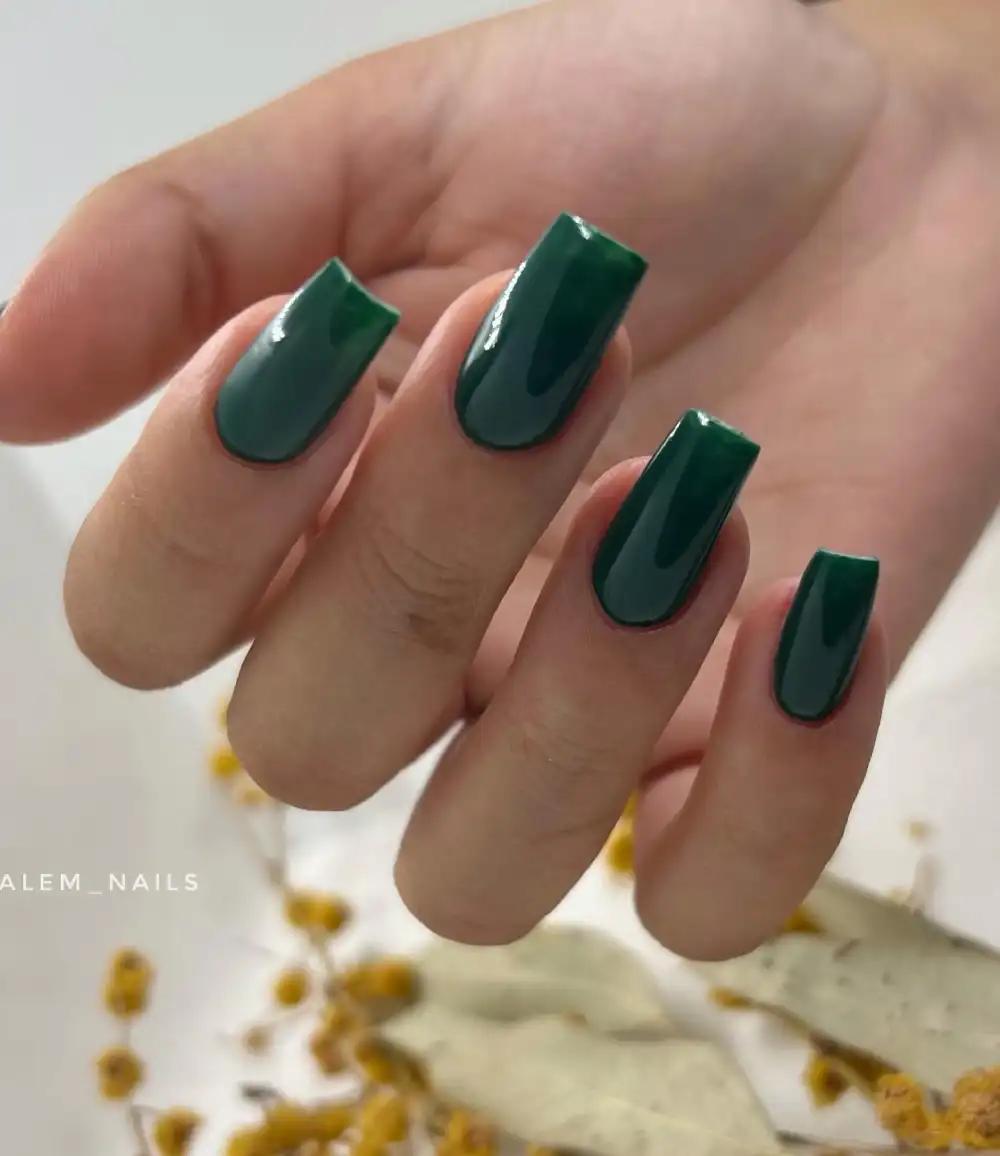 Dark green nails design