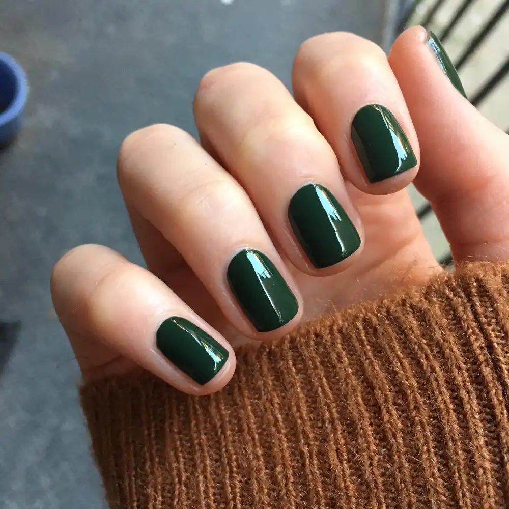 Dark green nails design