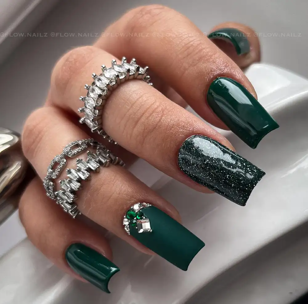 Dark green nails design