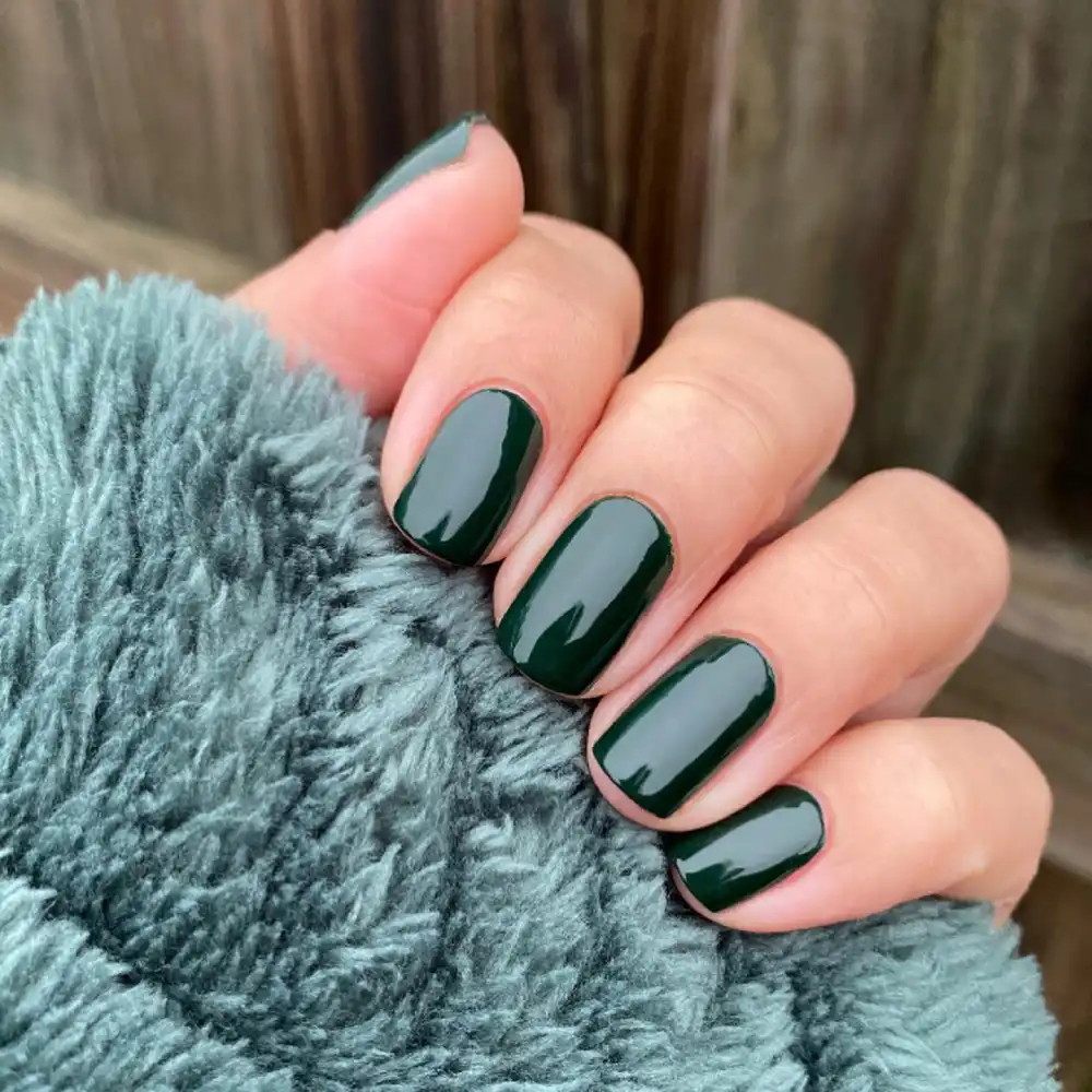 Dark green nails design