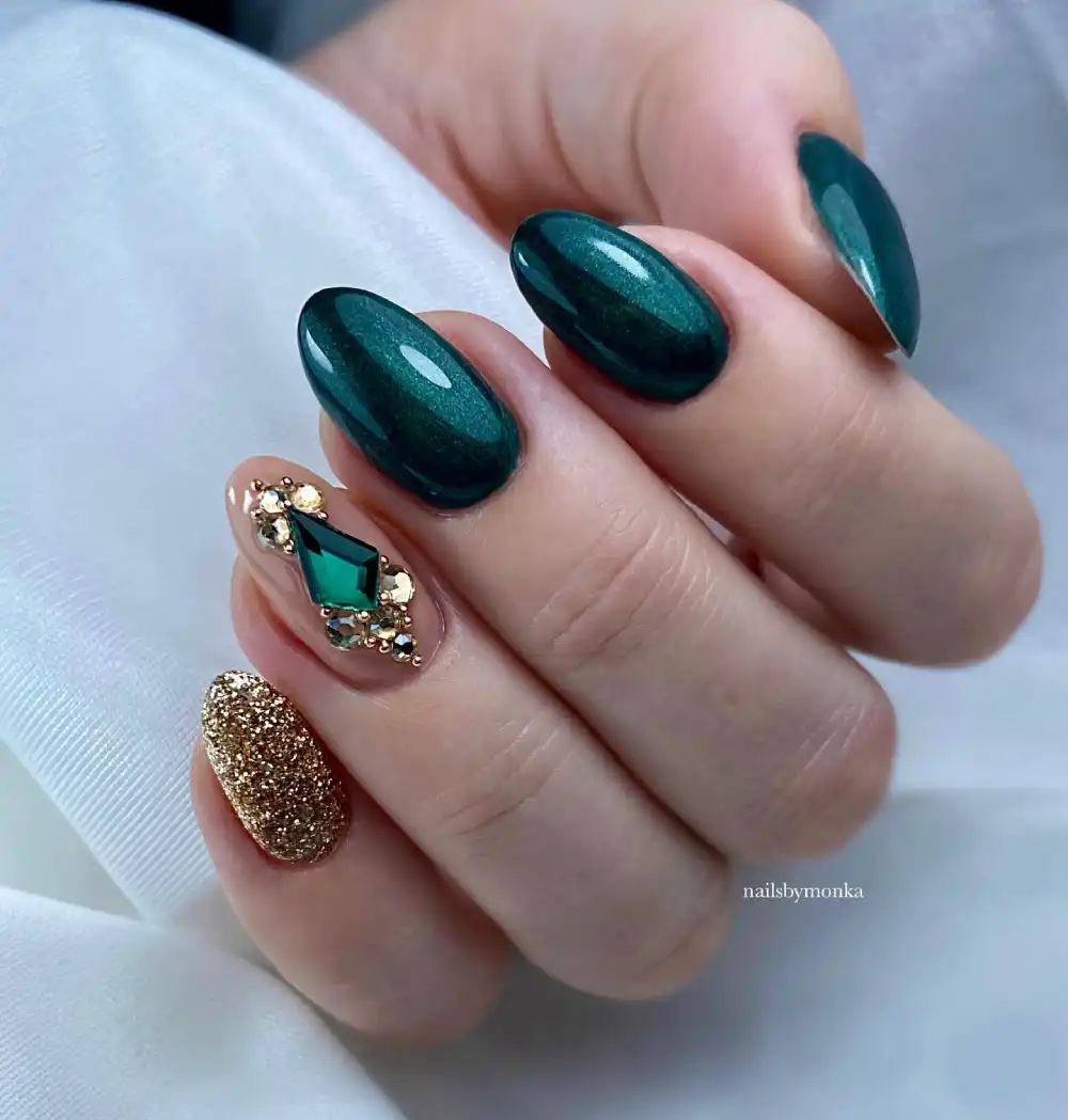 Dark green nails design