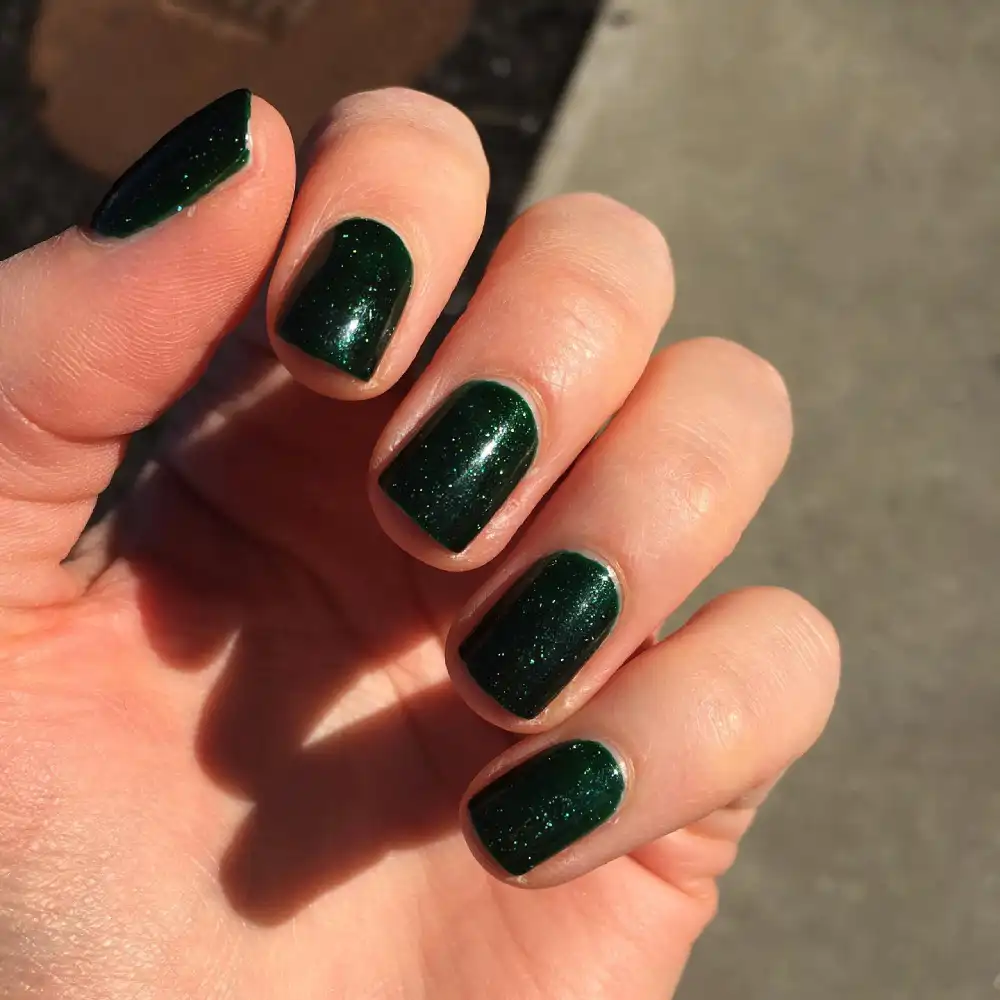 Dark green nails design