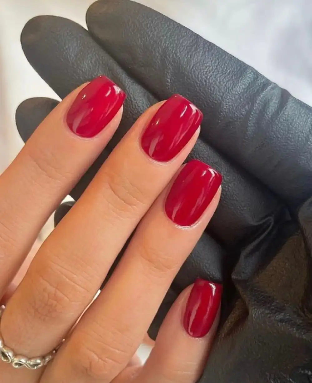 	Red nails	